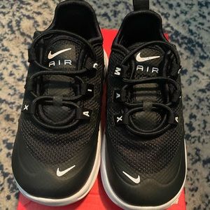 EUC Nike Air Max Axis (Toddler) 6C